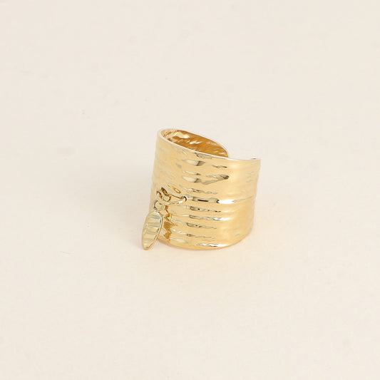 Bague large - anneau motif strié et pampille ovale texturée