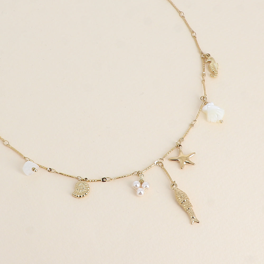 Collier - breloques du thème marin (perles de résine, étoile de mer, poisson, coquillages et hippocampe) 40+5 cm