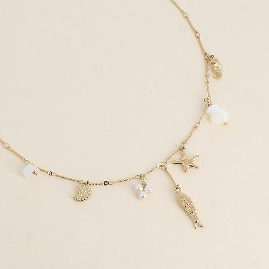 Collier - breloques du thème marin (perles de résine, étoile de mer, poisson, coquillages et hippocampe) 40+5 cm
