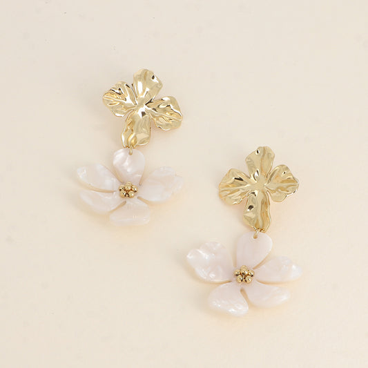 Boucles pendantes - feuille texturée et fleur en résine blanche 43x73 mm