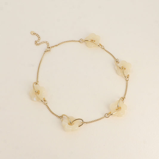 Collier - 5 fleurs de résine - Beige 40+5 cm