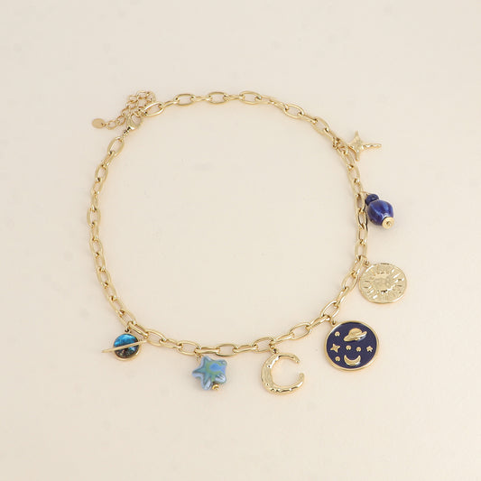 Collier - maille aux anneaux ovales allongés, croissant de lune, perles en céramiques, ciel étoilée émaillée, soleil 40+5 cm