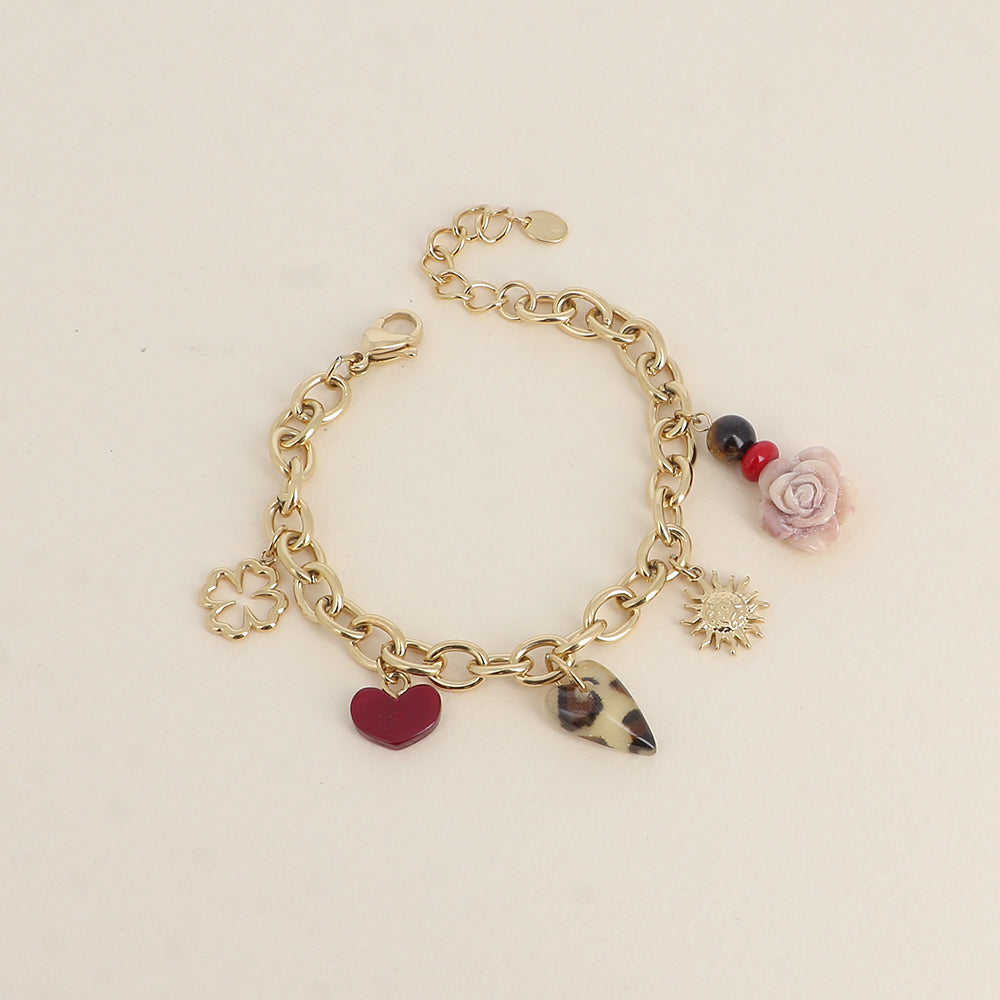 Bracelet - pendentifs (trèfle ajouré, cœurs en résine, rose, soleil et perles) (17+3 cm)