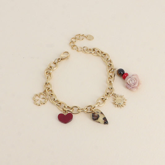 Bracelet - pendentifs (trèfle ajouré, cœurs en résine, rose, soleil et perles) (17+3 cm)