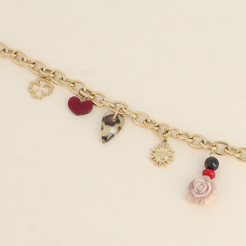 Bracelet - pendentifs (trèfle ajouré, cœurs en résine, rose, soleil et perles) (17+3 cm)
