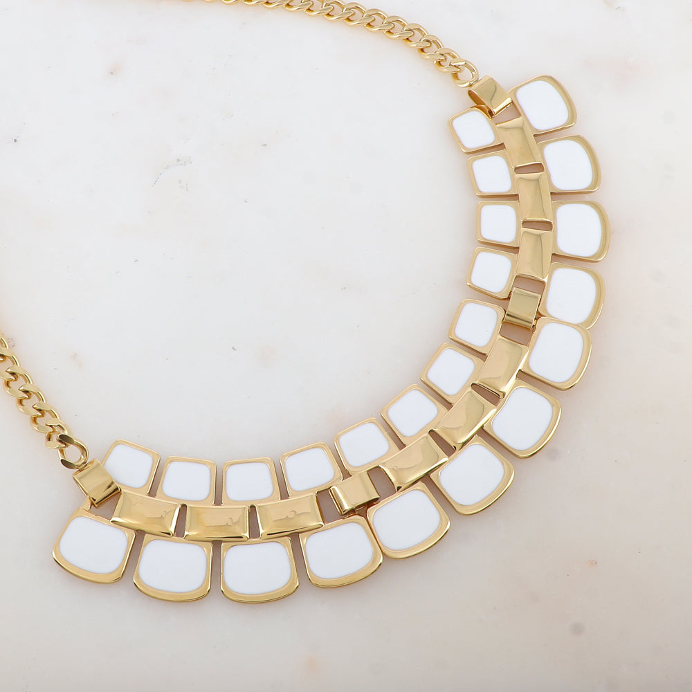 Collier en grosse maille avec pendentif aux motifs géométriques émaillés (40+5CM)