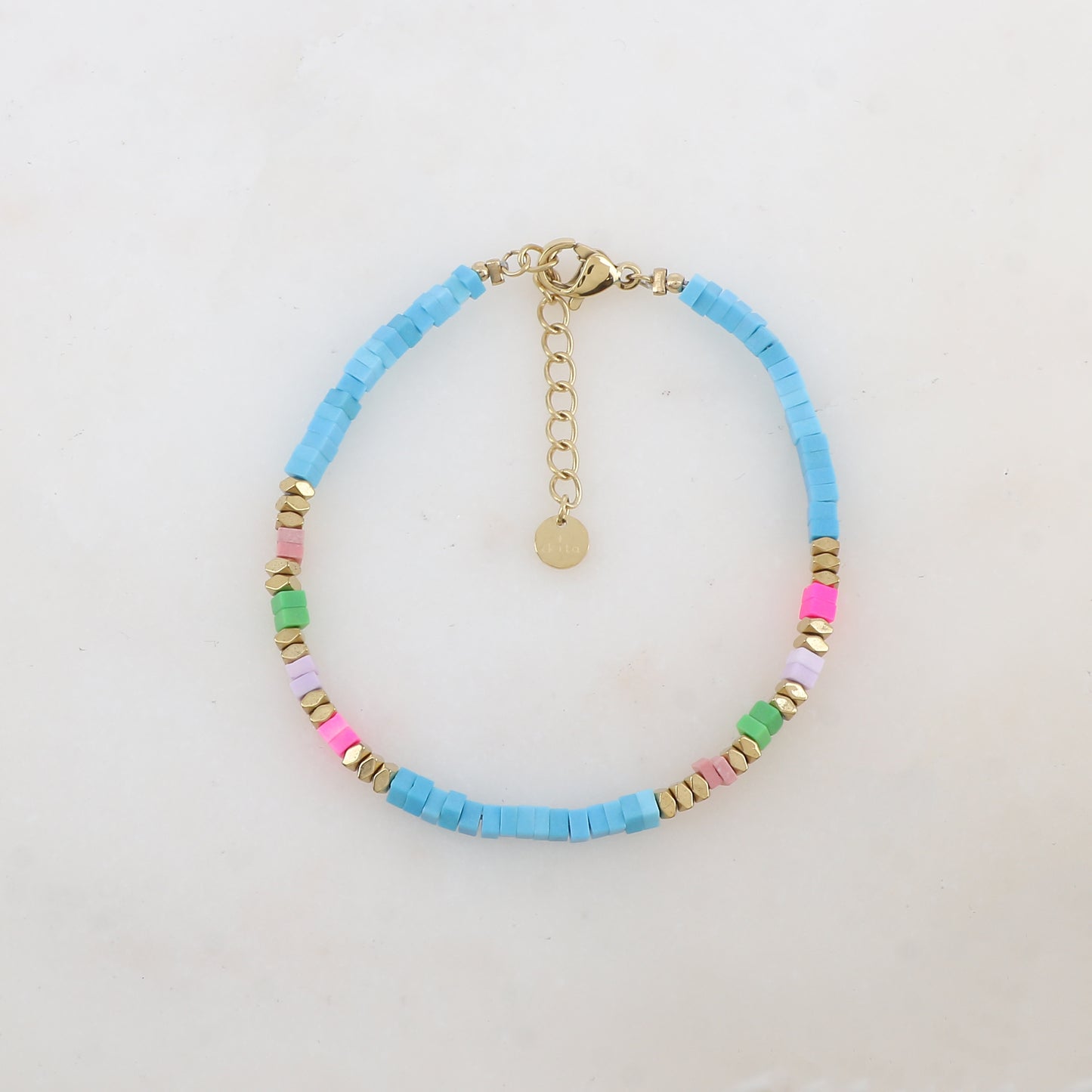 Bracelet embelli de perles en howlite teintée