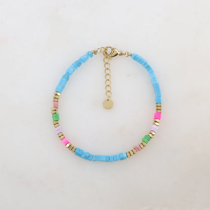 Bracelet embelli de perles en howlite teintée