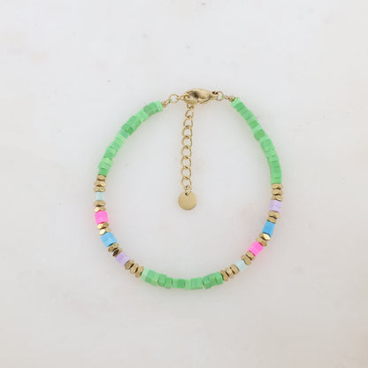 Bracelet embelli de perles en howlite teintée