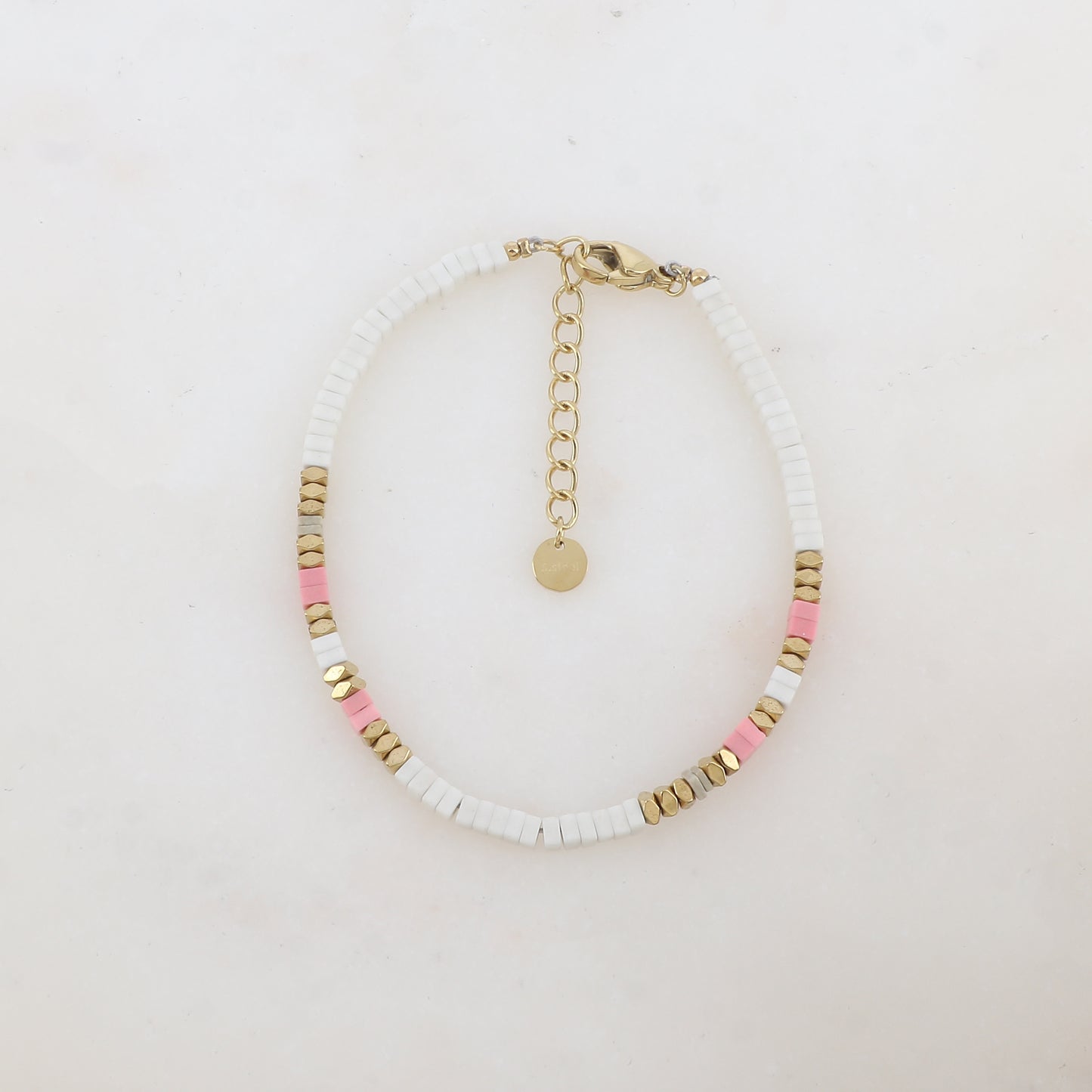 Bracelet embelli de perles en howlite teintée
