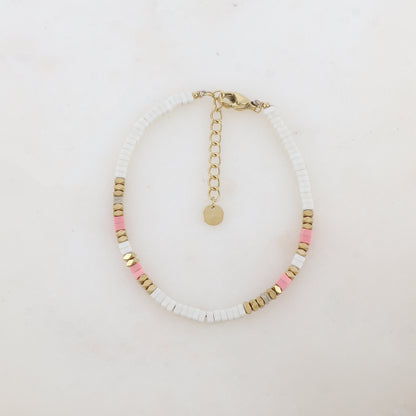 Bracelet embelli de perles en howlite teintée