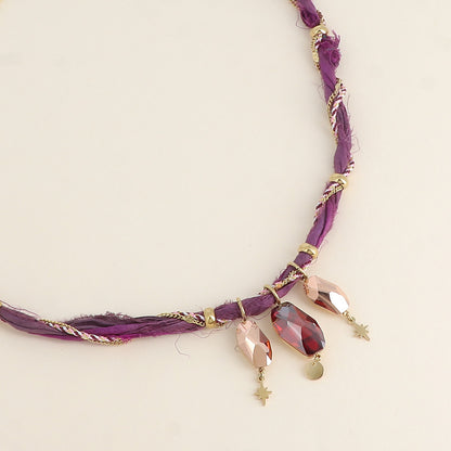 Collier sur tissu et chaîne - orné de 3 cristaux de Swarovski® - Red magma