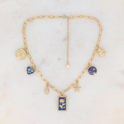 Collier en maille avec boussole, cœur émaillé avec motif fleur, avocat, pampille rectangulaire émaillé avec motif fleur, étoile de mer, pampille ronde graphique et sapin strassé (38+7CM)