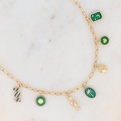 Collier en maille avec bonbon émaillé, fleur émaillée, bonbon, pampille ovale émaillée avec motif palmier, cerise, pampille ronde émaillée avec motif cœur et pampille rectangulaire émaillée avec motif lune et étoile (38+7CM)