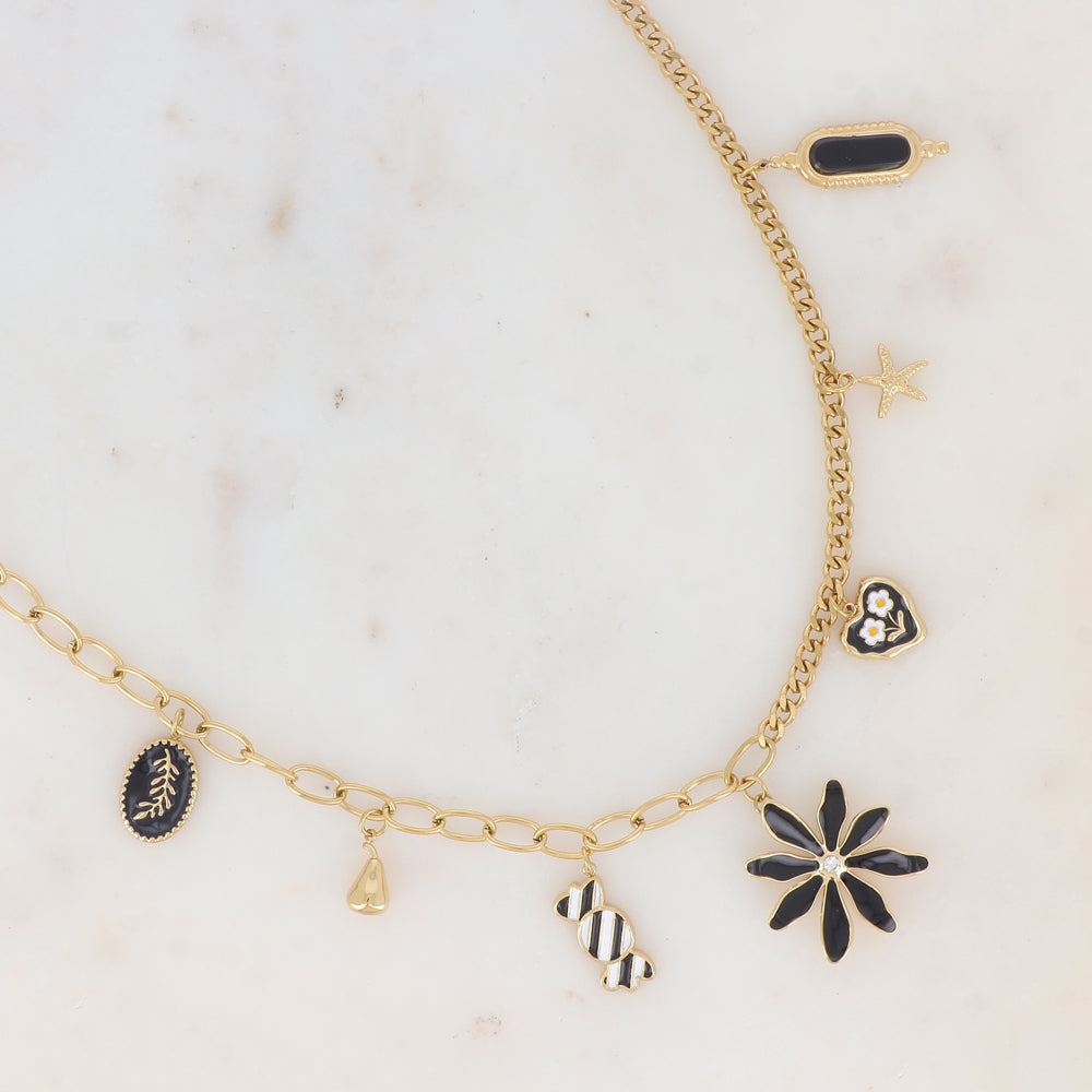 Collier en maille avec pampille ovale émaillée avec motif feuille, poire, bonbon émaillé, fleur émaillée strassé, cœur émaillé avec motif fleur, étoile de mer et pampille rectangulaire en pierre (43+7CM)