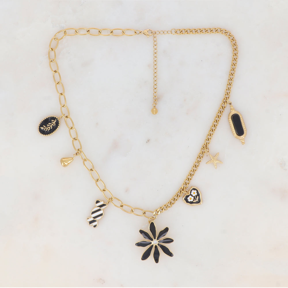 Collier en maille avec pampille ovale émaillée avec motif feuille, poire, bonbon émaillé, fleur émaillée strassé, cœur émaillé avec motif fleur, étoile de mer et pampille rectangulaire en pierre (43+7CM)