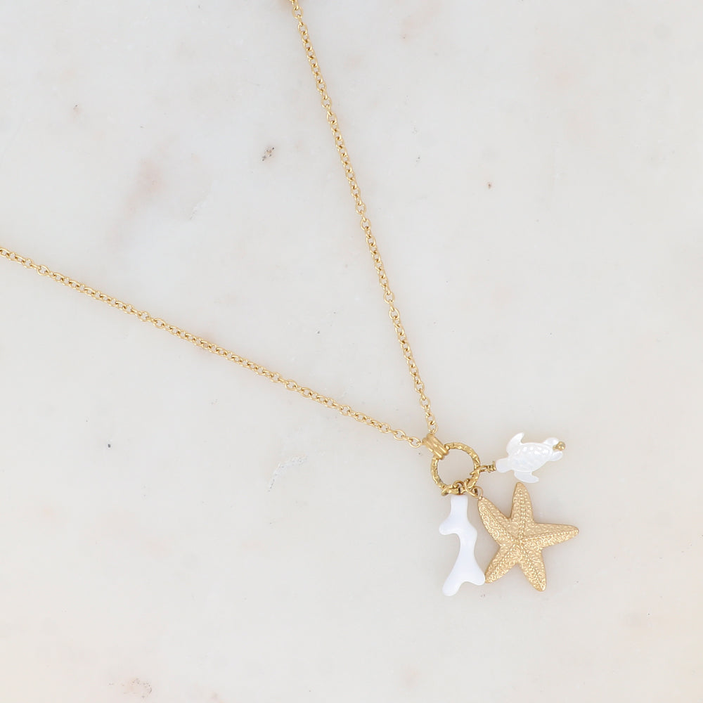 Collier en maille avec étoile de mer, tortue en nacre et pampille forme corail en émail (50+5CM)