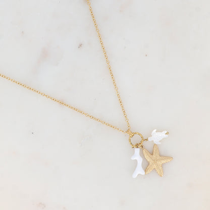 Collier en maille avec étoile de mer, tortue en nacre et pampille forme corail en émail (50+5CM)