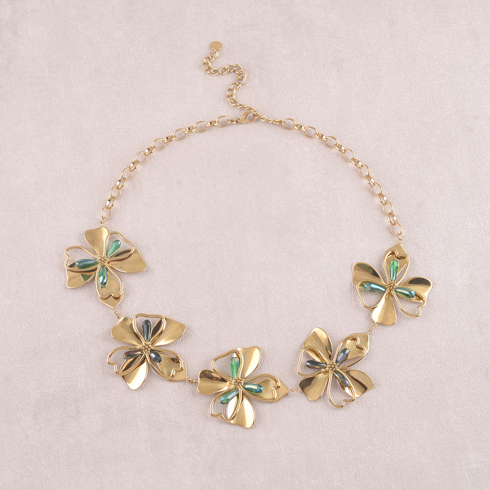 Collier en maille doré avec des pendentifs forme fleur sertis de perles en pâtes de verre vertes 43+8 cm