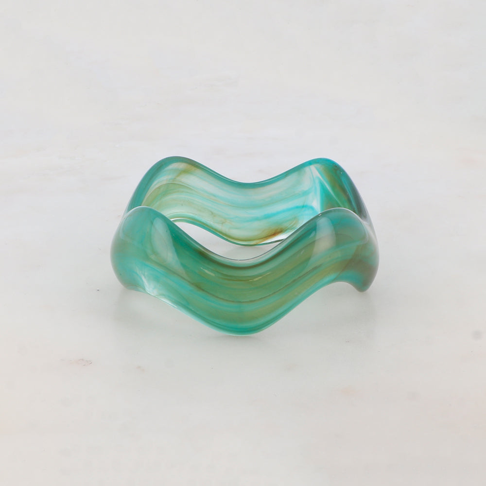 Jonc fermé en résine colorée Diamètre du jonc : 6,7 cm - Epaisseur : 3,4 cm