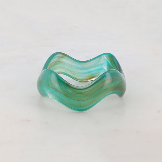 Jonc fermé en résine colorée Diamètre du jonc : 6,7 cm - Epaisseur : 3,4 cm