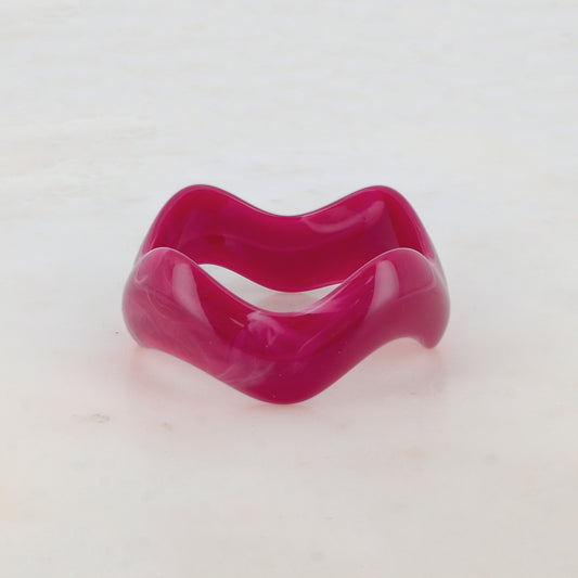 Jonc fermé en résine colorée Diamètre du jonc : 6,7 cm - Epaisseur : 3,4 cm