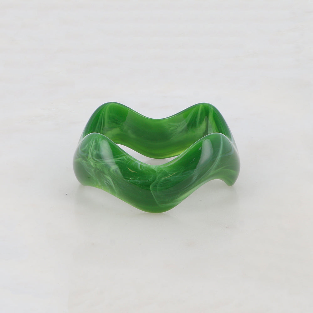 Jonc fermé en résine colorée Diamètre du jonc : 6,7 cm - Epaisseur : 3,4 cm