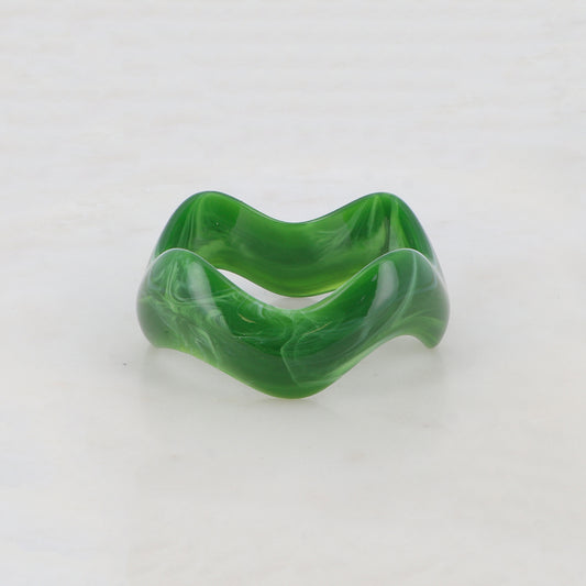 Jonc fermé en résine colorée Diamètre du jonc : 6,7 cm - Epaisseur : 3,4 cm