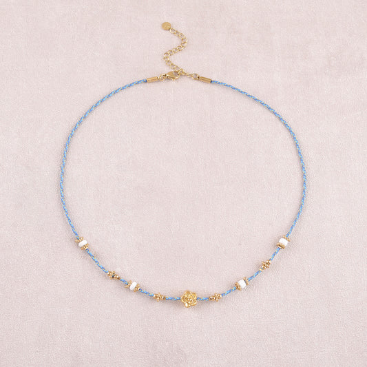 Collier sur cordons colorés avec pendentif fleur, perles en pâtes de verre (39+5CM)