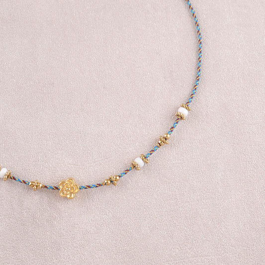 Collier sur cordons colorés avec pendentif fleur, perles en pâtes de verre (39+5CM)