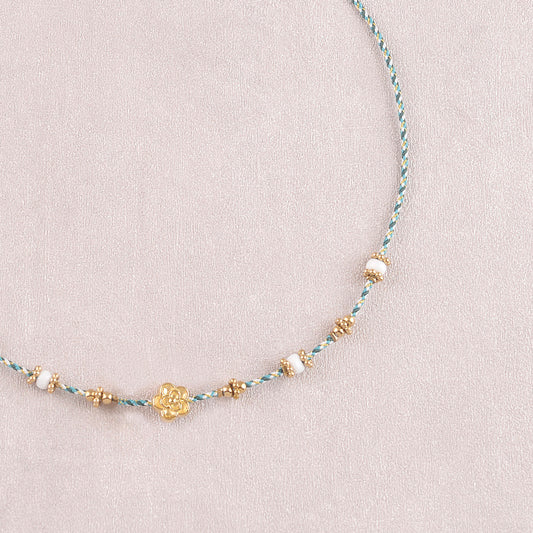 Collier sur cordons colorés avec pendentif fleur, perles en pâtes de verre (39+5CM)