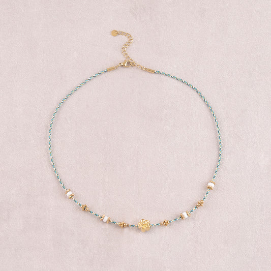 Collier sur cordons colorés avec pendentif fleur, perles en pâtes de verre (39+5CM)