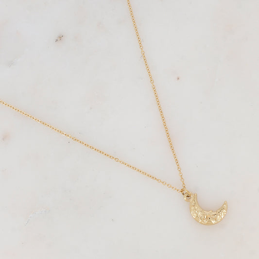 Collier doré avec pampille forme lune texturé 38+7 cm