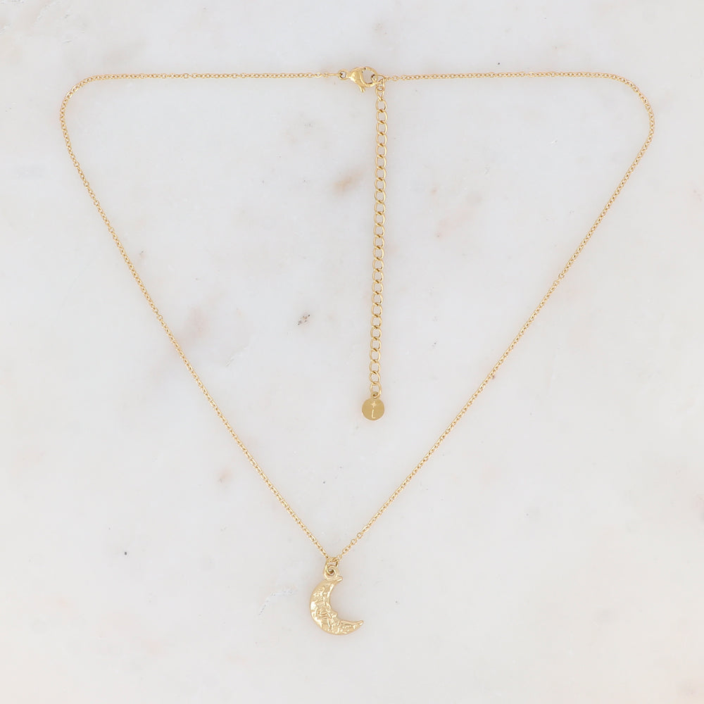 Collier doré avec pampille forme lune texturé 38+7 cm