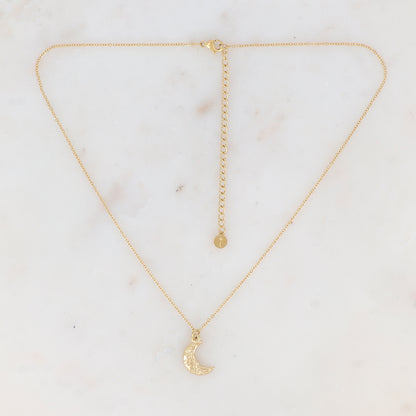 Collier doré avec pampille forme lune texturé 38+7 cm