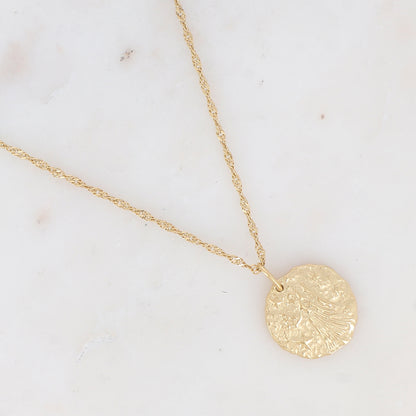 Collier doré avec pendentif signe astrologique Vierge avec gravure au dos : "PROTECT-ME" 40+5 cm