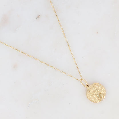 Collier doré avec pendentif signe astrologique Vierge avec gravure au dos : "PROTECT-ME" 40+5 cm