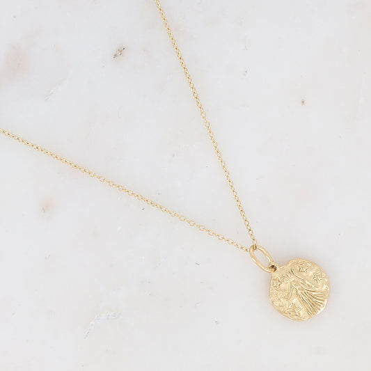 Collier doré avec pendentif signe astrologique Vierge avec gravure au dos : "PROTECT-ME" 40+5 cm
