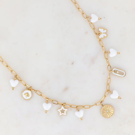 Collier en maille avec pampille émaillée avec motif cœur, étoile ajourée en émail, boussole strassé, anneau nacré et strassé, papillon émaillée et perles en résine (38+7CM)