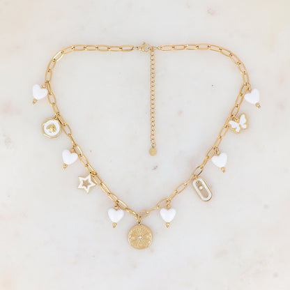 Collier en maille avec pampille émaillée avec motif cœur, étoile ajourée en émail, boussole strassé, anneau nacré et strassé, papillon émaillée et perles en résine (38+7CM)