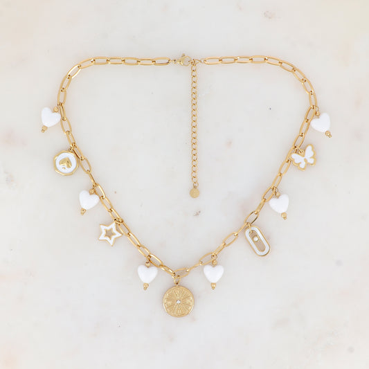 Collier en maille avec pampille émaillée avec motif cœur, étoile ajourée en émail, boussole strassé, anneau nacré et strassé, papillon émaillée et perles en résine (38+7CM)