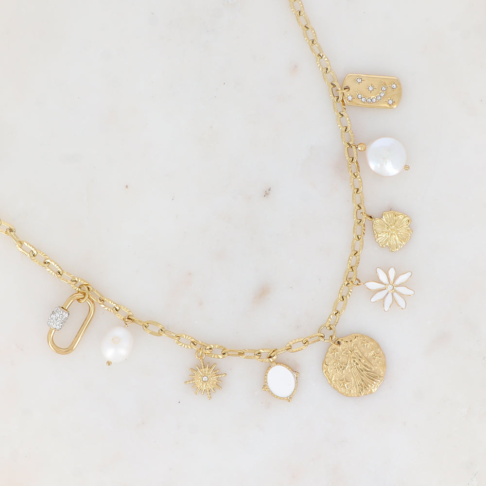 Collier en maille avec anneau strassé, soleil strassé, pampille émaillée, vierge, fleur émaillée, fleur en acier, pampille avec motif lune et étoile strassé et perles d'eau douce (36.5+5CM)