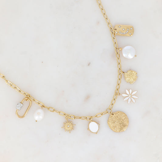 Collier en maille avec anneau strassé, soleil strassé, pampille émaillée, vierge, fleur émaillée, fleur en acier, pampille avec motif lune et étoile strassé et perles d'eau douce (36.5+5CM)