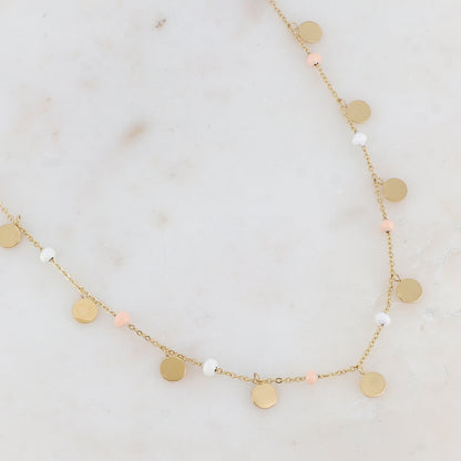 Collier doré avec des pampilles rondes lisses et des perles émaillées blanches et beiges 40+5 cm