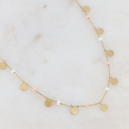Collier doré avec des pampilles rondes lisses et des perles émaillées blanches et beiges 40+5 cm