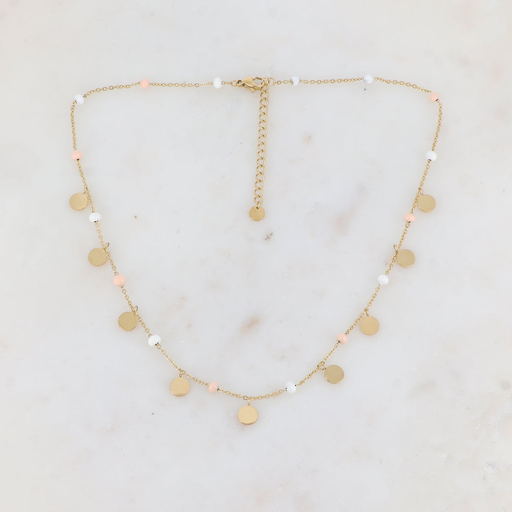 Collier doré avec des pampilles rondes lisses et des perles émaillées blanches et beiges 40+5 cm