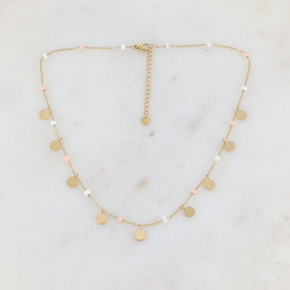 Collier doré avec des pampilles rondes lisses et des perles émaillées blanches et beiges 40+5 cm