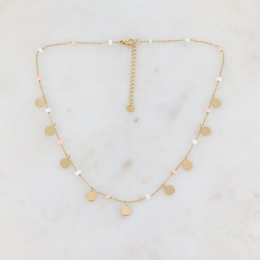 Collier doré avec des pampilles rondes lisses et des perles émaillées blanches et beiges 40+5 cm