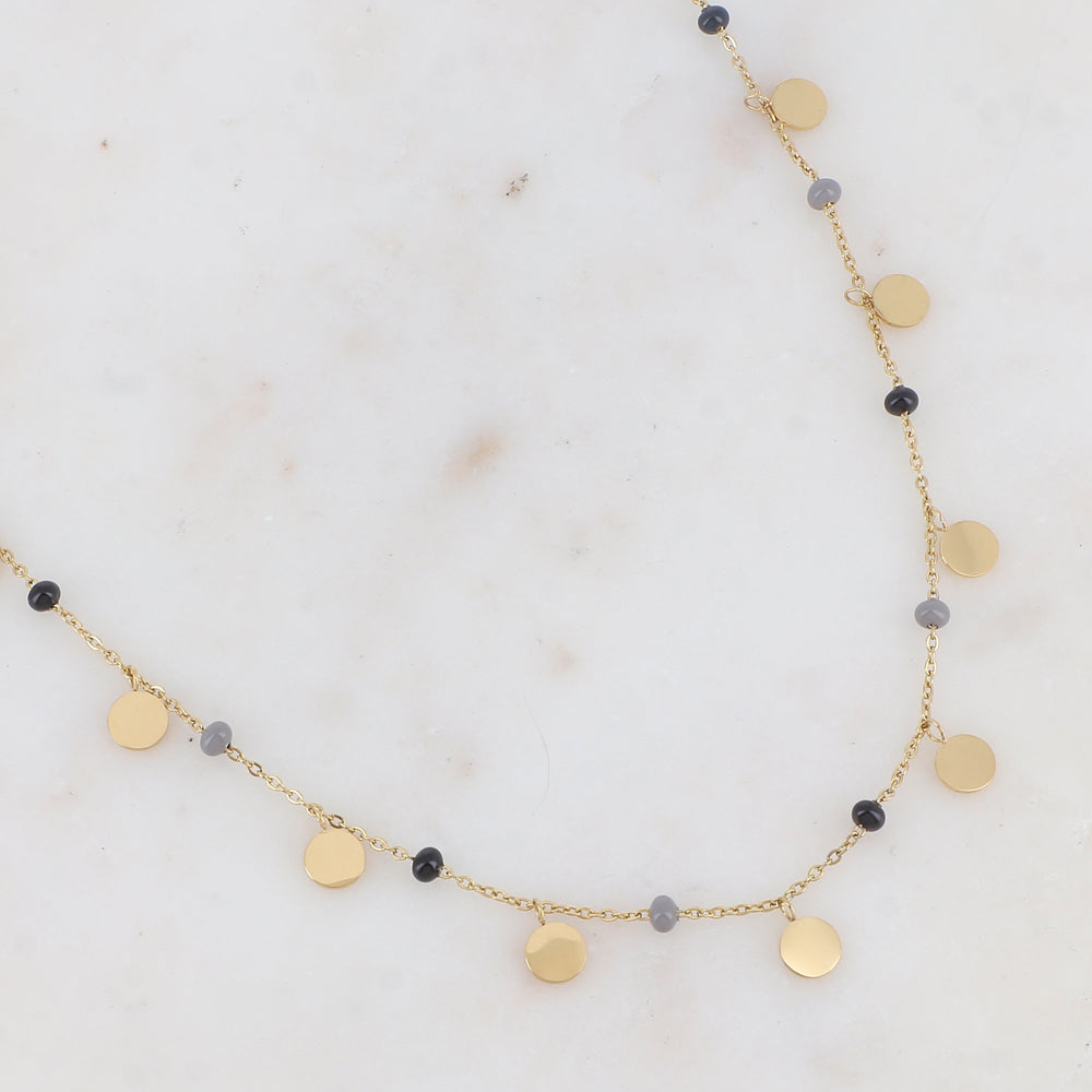 Collier doré avec des pampilles rondes lisses et des perles émaillées noires et grises 40+5 cm