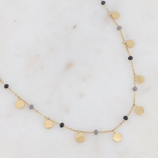 Collier doré avec des pampilles rondes lisses et des perles émaillées noires et grises 40+5 cm